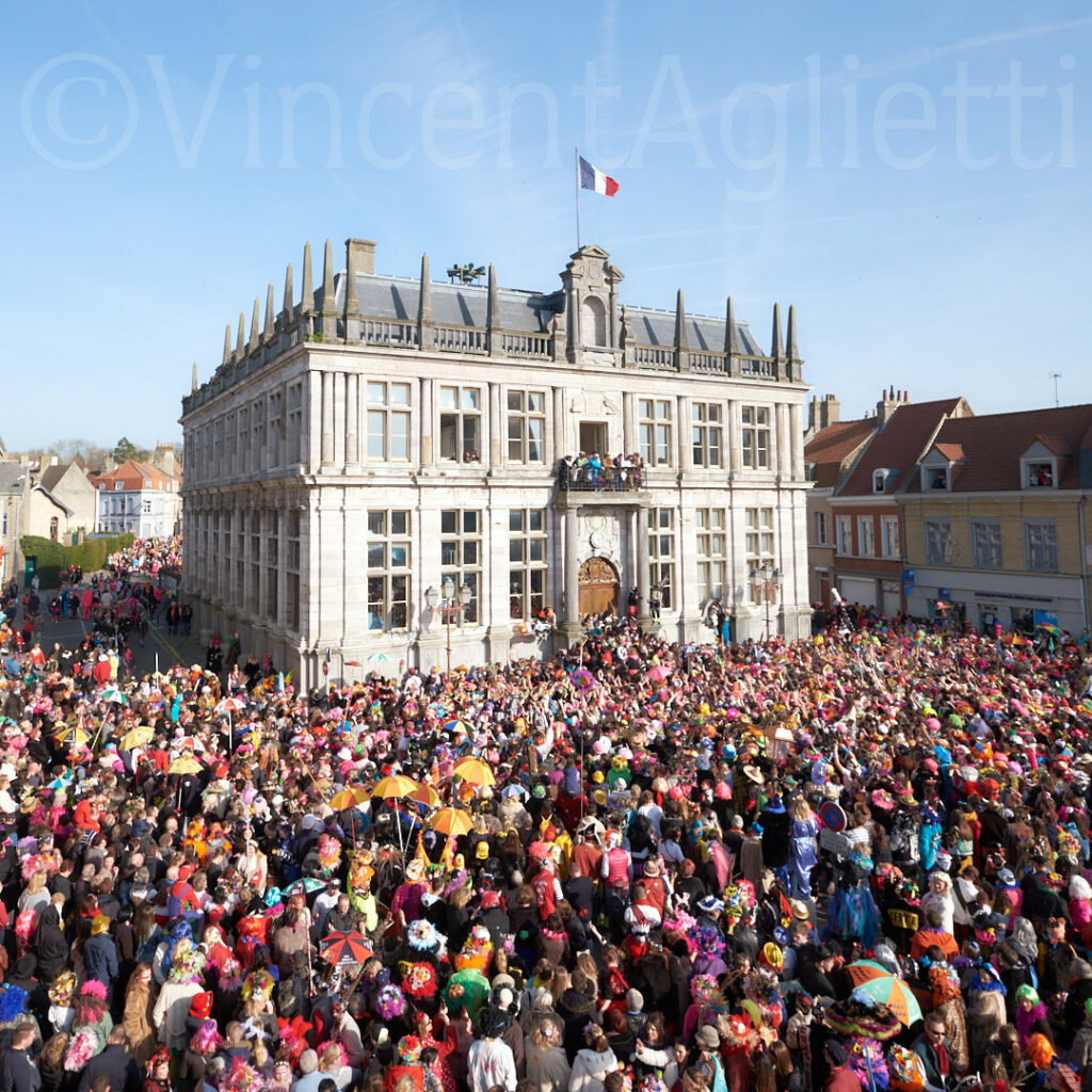 Foule de carnavaleux rassemblée devant l’Hôtel de Ville pendant le Carnaval de Bergues