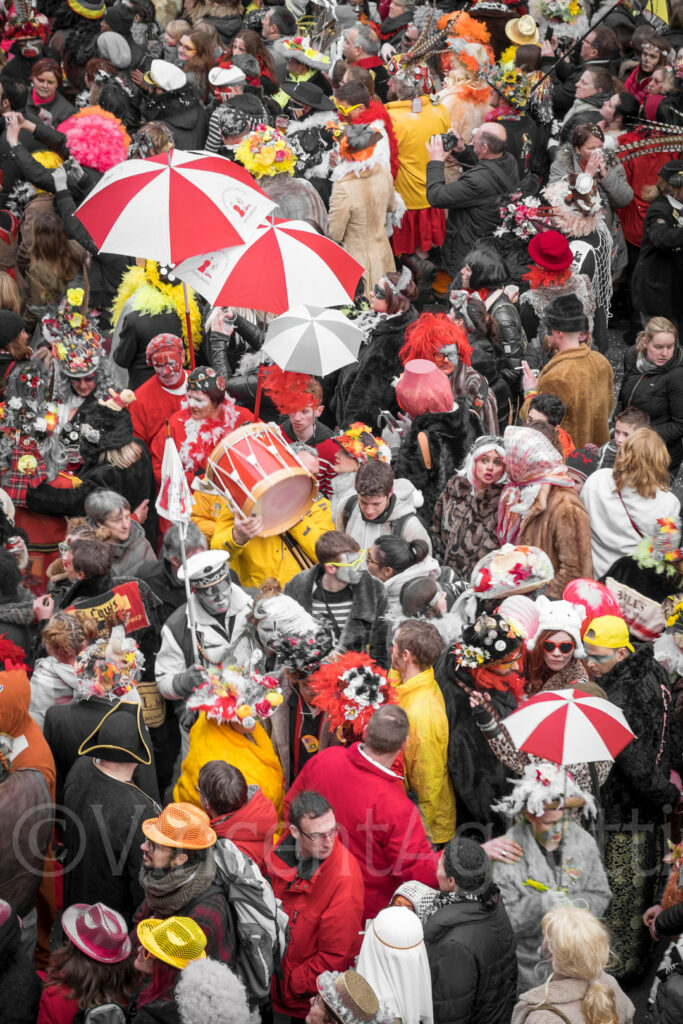 Foule de carnavaleux et parapluies rouges et blancs pendant le Carnaval de Dunkerque
