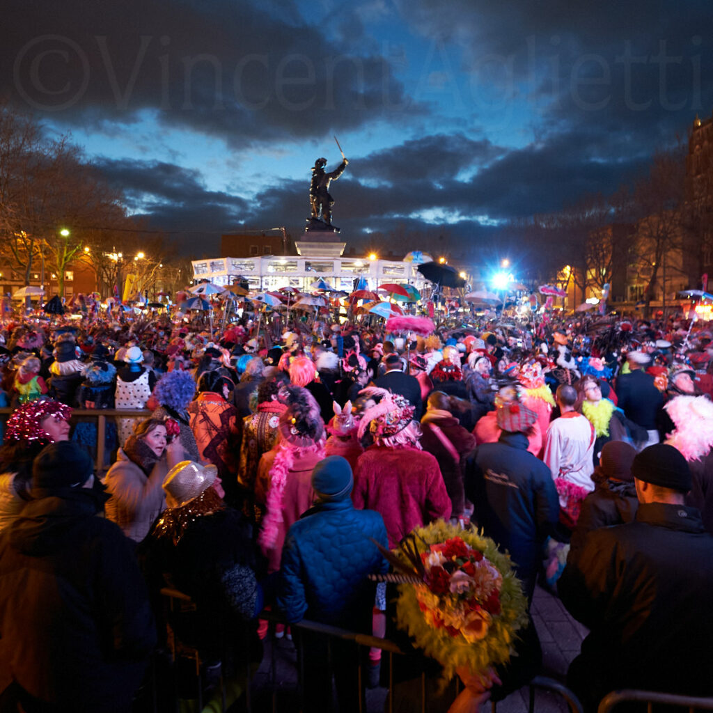 Foule de carnavaleux réunie autour de la statue de Jean Bart pendant le Carnaval de Dunkerque