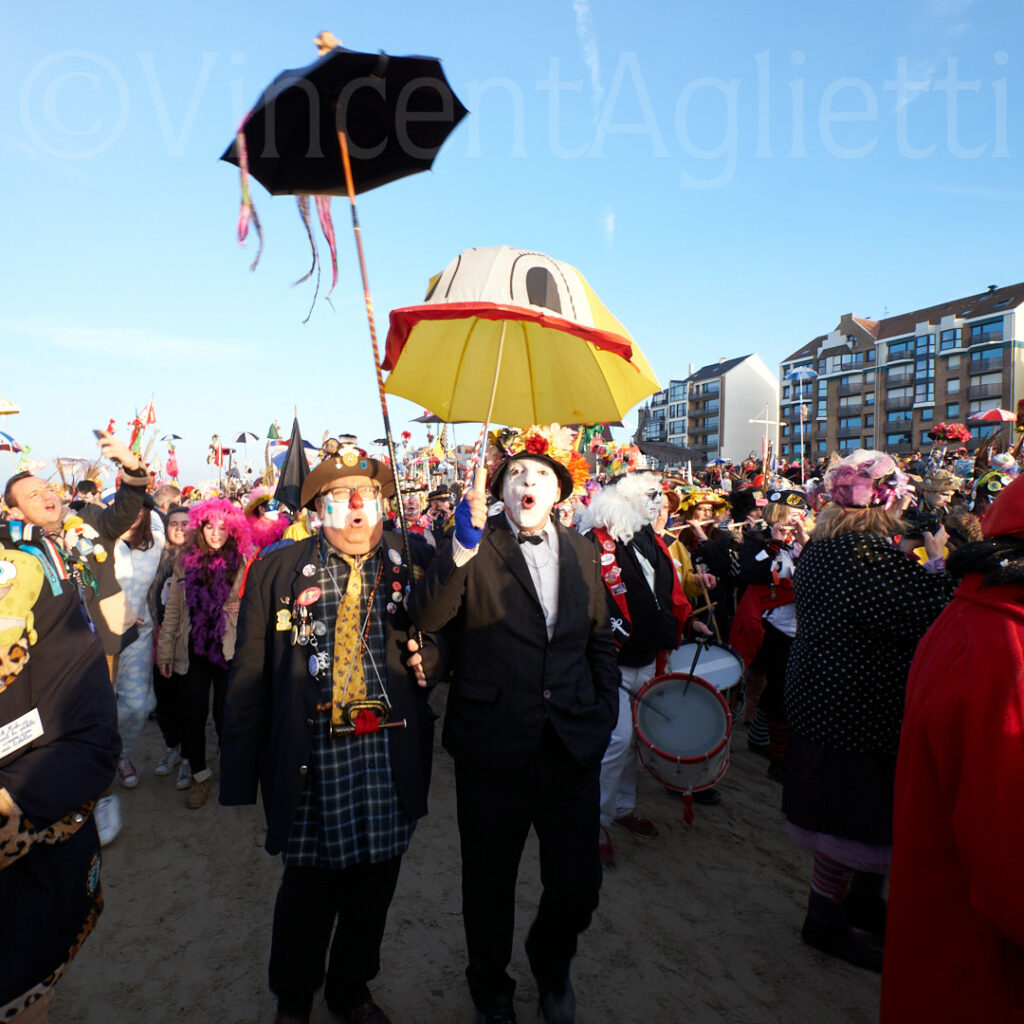 Carnavaleux avec parapluies et tambour sur la plage pendant le Carnaval de Malo-les-Bains
