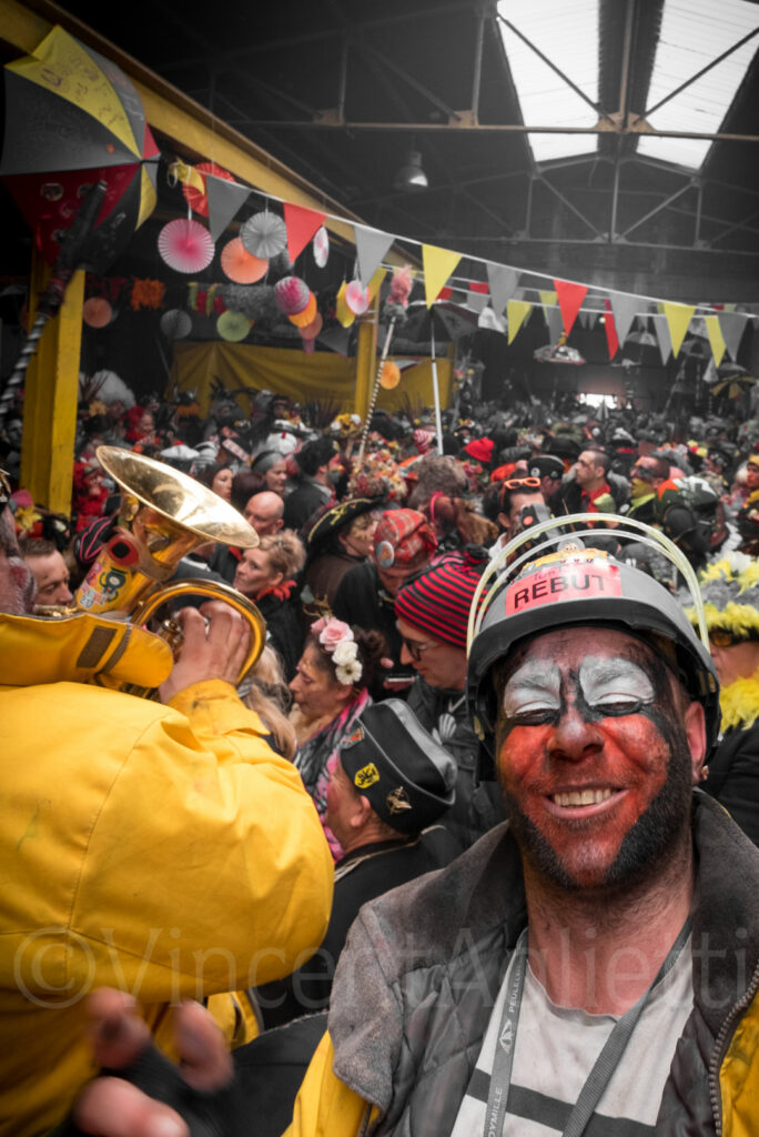 Carnavaleux réunis dans la chapelle des dockers pendant le Carnaval de Dunkerque