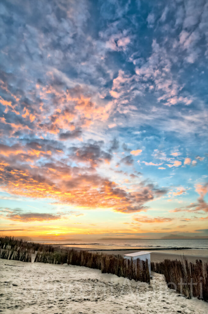 Coucher de soleil sur la plage près d’Ostende en Belgique sous un ciel de traîne