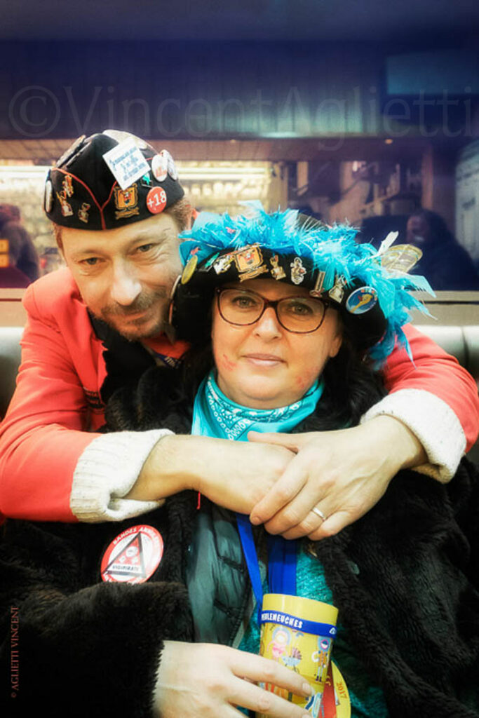 Deux carnavaleux portant des clet’ches décorés pendant le Carnaval de Dunkerque