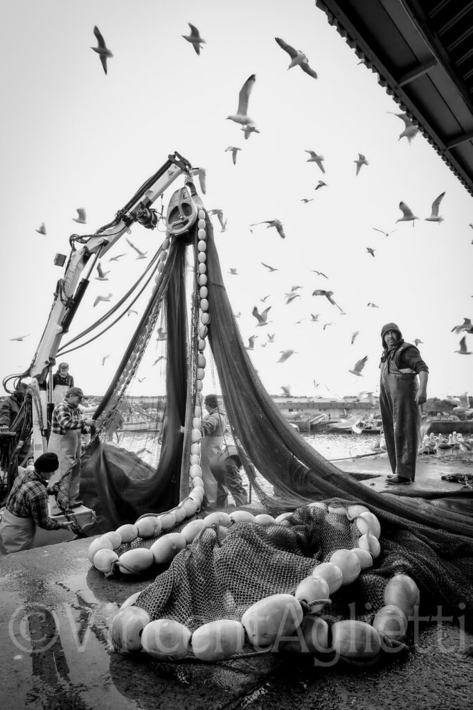 Filets de pêche déployés sur le quai du port de Sines au Portugal lors du retour des chalutiers.