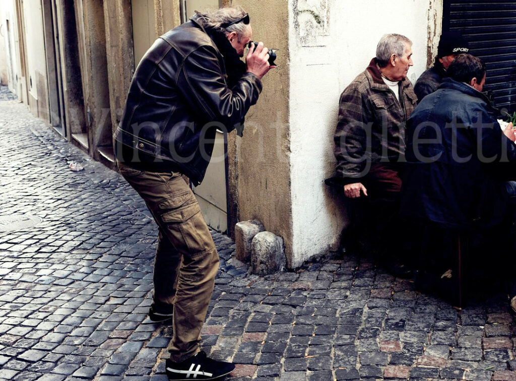 Le photographe Vincent Aglietti réalise la photographie « Sueca » dans les rues du quartier d'Alfama à Lisbonne, au Portugal.