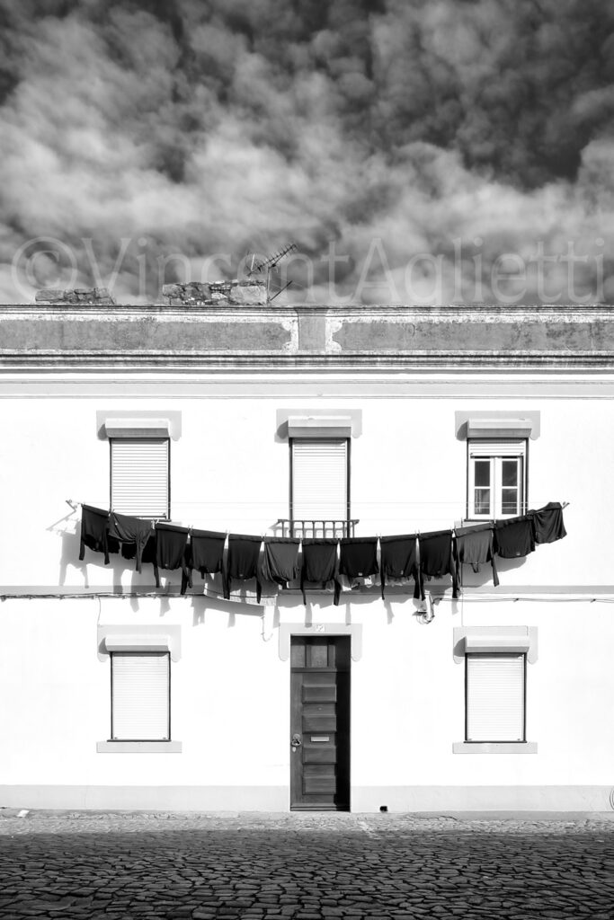 Façade d'une maison avec linge suspendu dans une rue d'Évora en Alentejo, Portugal – photographie Fine Art de Vincent Aglietti