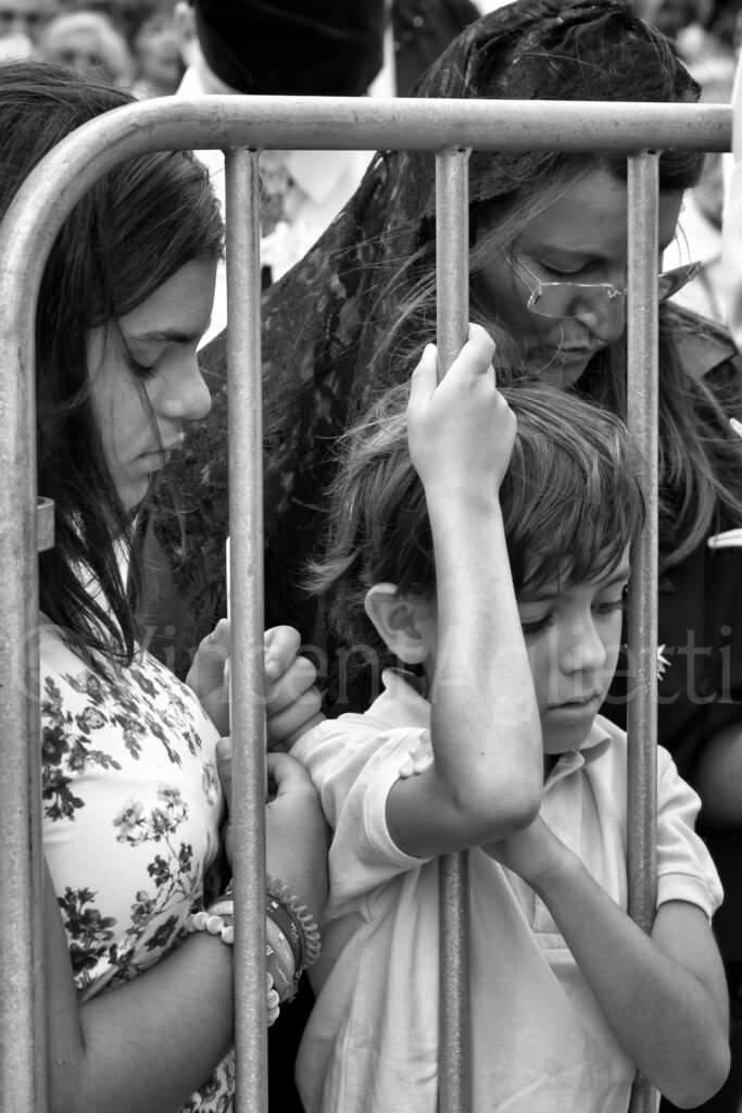 Famille attendant derrière les barrières le passage de la procession de Saint Antoine à Lisbonne.