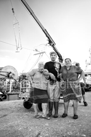 Luiza et une partie de son équipe de dockers posent sur le port de Nazaré au Portugal.