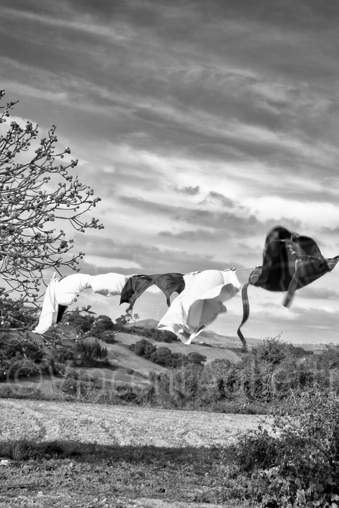 Linge suspendu au vent dans la campagne de l'Alentejo au Portugal – photographie Fine Art