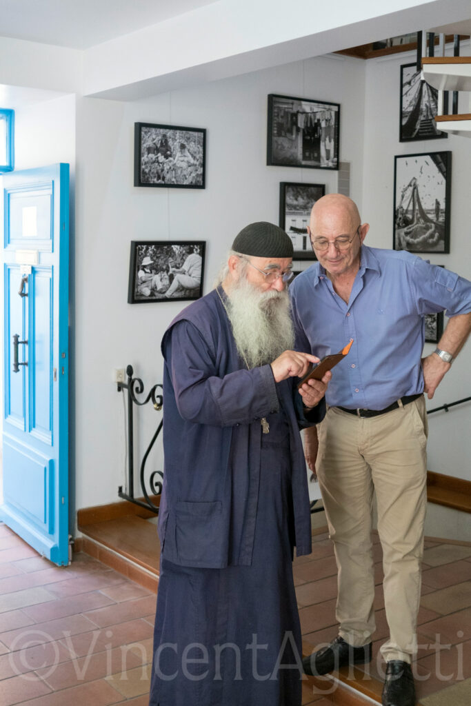 Claude, galeriste, et Frère Jean, photographe, découvrent l'exposition Saudade – Carnet de voyage lors des Voies Off du Festival d'Arles.
