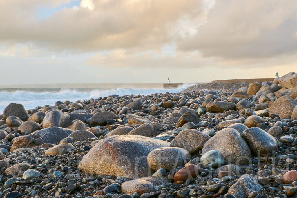 Galets humides sur la plage de Diélette après l’orage dans le Cotentin