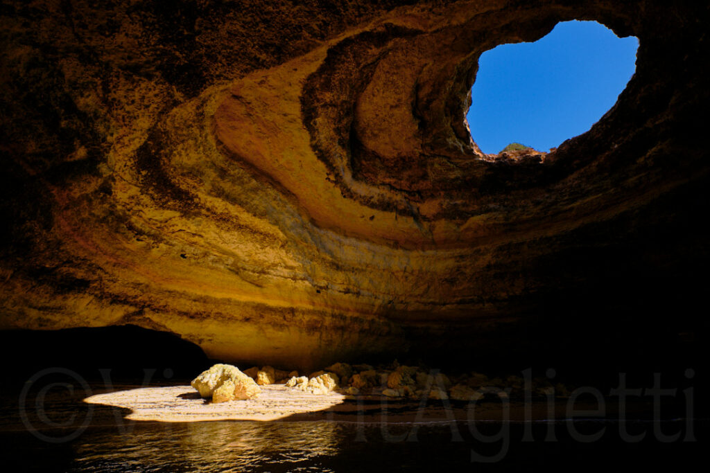 Intérieur d’une grotte marine éclairée par une ouverture en Algarve au Portugal