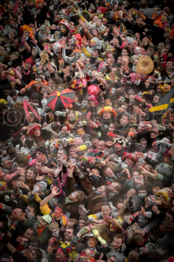 Foule de carnavaleux réunie devant l’Hôtel de Ville de Dunkerque pendant le lancer de harengs