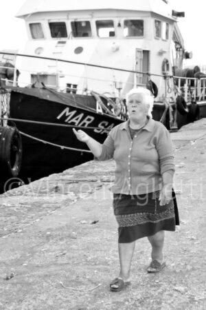Luiza dirige le déchargement des bateaux sur le port de Nazaré au Portugal.