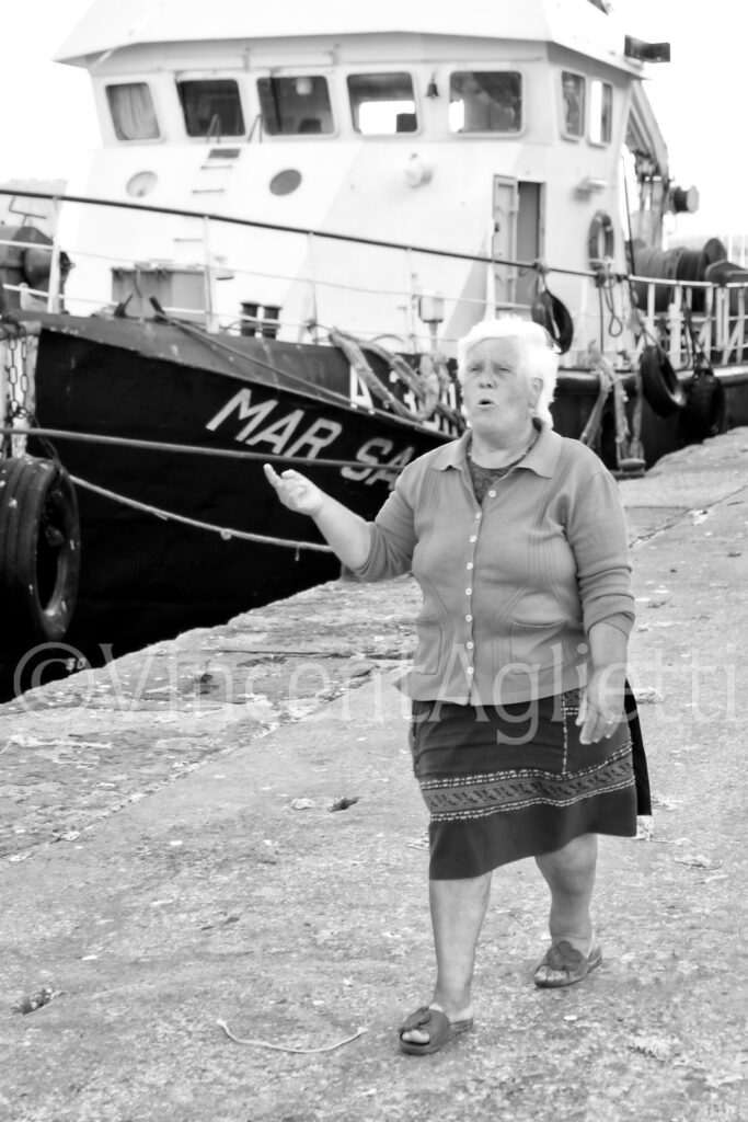 Luiza dirige le déchargement des bateaux sur le port de Nazaré au Portugal.