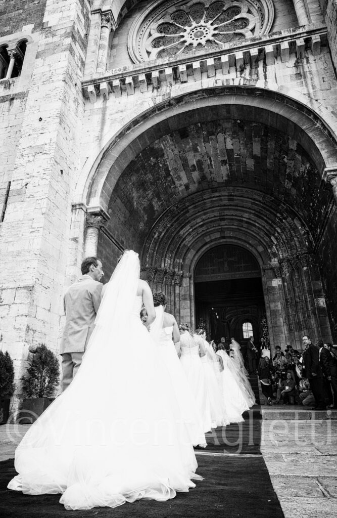 Mariées devant la cathédrale de la Sé lors des Mariages de la Saint-Antoine à Lisbonne.