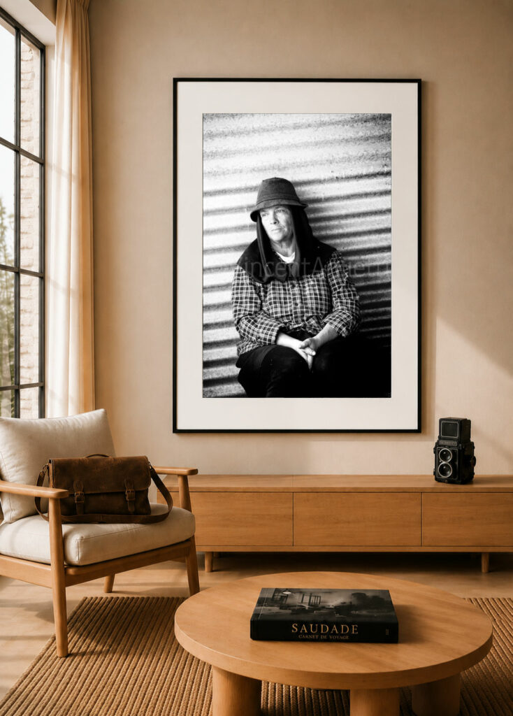 Tirage Fine Art « Josefa » présenté encadré dans un intérieur contemporain.