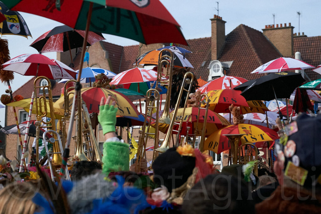 Musiciens et cuivres au milieu d’une bande pendant le Carnaval de Dunkerque