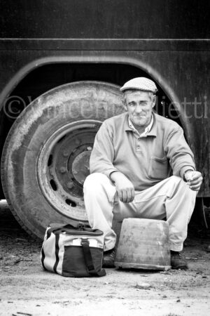 Pedro, chauffeur des vendangeurs, photographié devant son autocar près d'Évora, dans l'Alentejo.