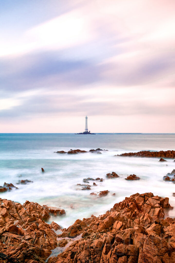 Phare de Goury au large du cap de la Hague dans le Cotentin