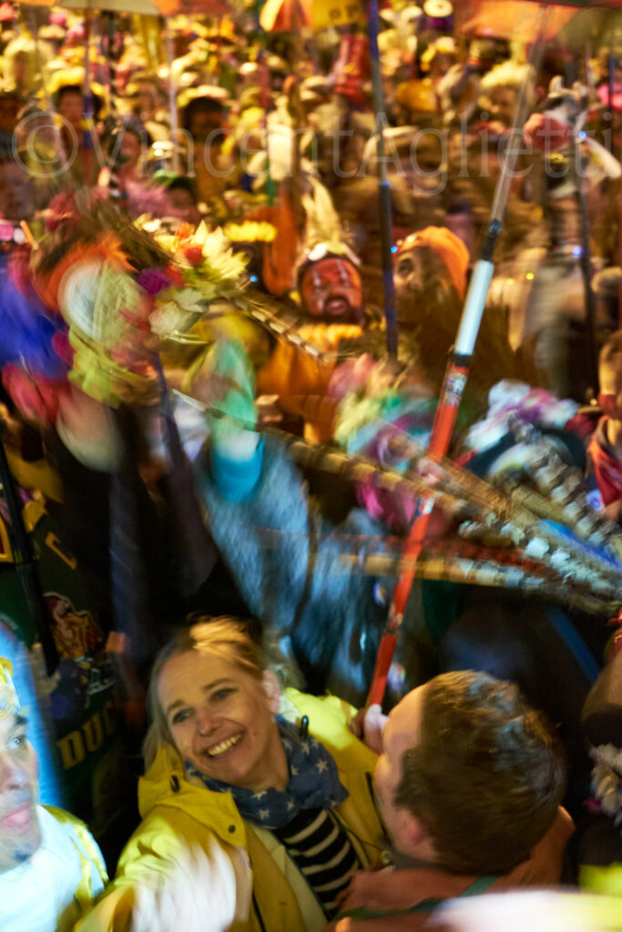 Carnavaleux et musiciens emportés par la foule pendant un chahut à Dunkerque