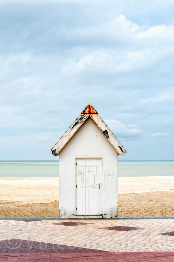Petite cabine blanche sur la plage de Knokke-le-Zoute en Belgique