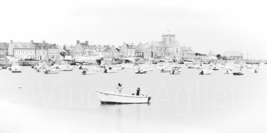 Port de Barfleur dans le Cotentin avec barques et maisons du village en noir et blanc