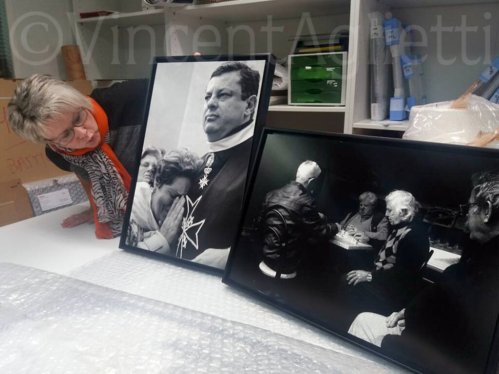 Derniers contrôles des tirages Fine Art encadrés de la série Saudade – Carnet de voyage chez Picto Paris avant leur présentation au Salon de la Photo.