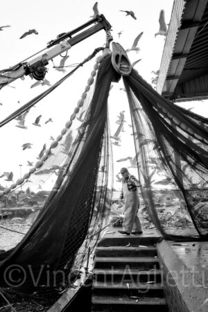 Immenses filets de pêche suspendus sur les quais du port de Sines au Portugal pendant le retour des chalutiers.