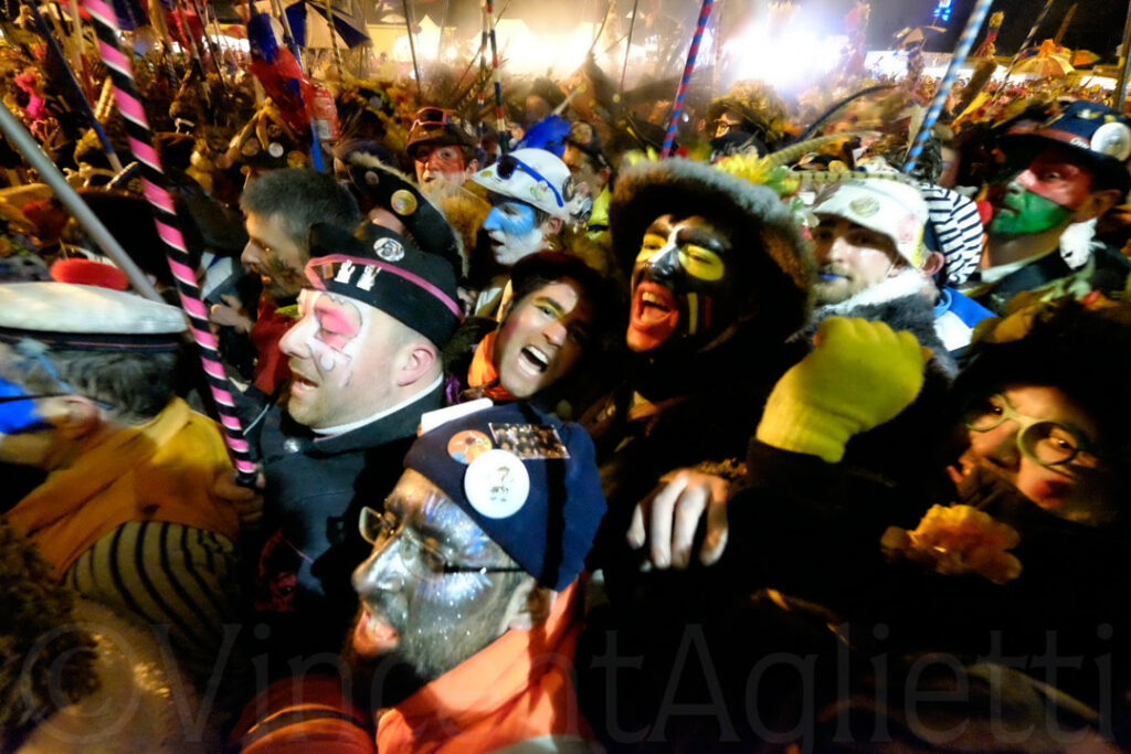 Carnavaleux rassemblés pendant le rigodon du Carnaval de Dunkerque