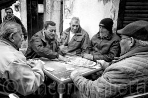 Joueurs de Sueca réunis autour d'une table dans le quartier d'Alfama à Lisbonne.