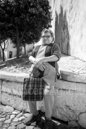 Portrait de Maria après son marché dans le quartier de l'Alfama à Lisbonne.