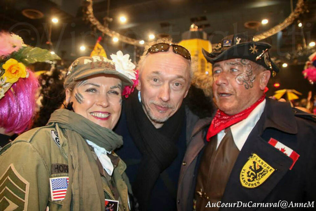 Vincent Aglietti entouré de deux carnavaleux pendant le Carnaval de Dunkerque