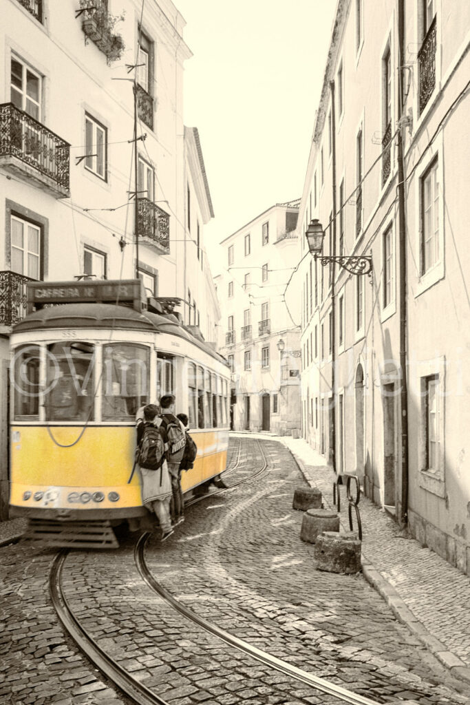 Enfants montant dans le tram 28 dans une rue du quartier d’Alfama à Lisbonne