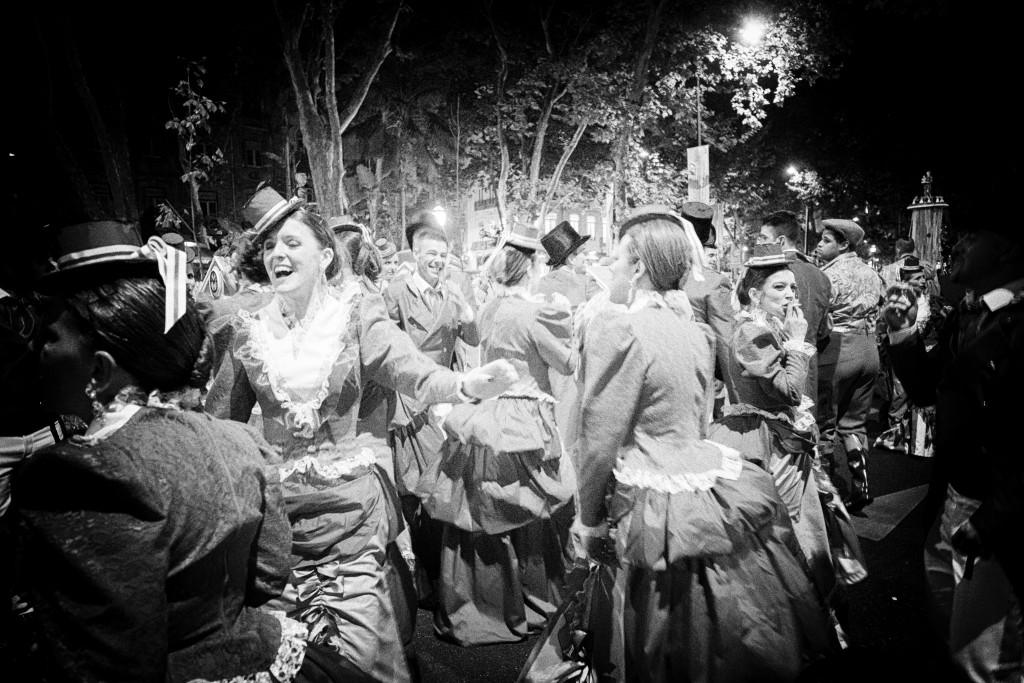 Participants en costume lors du défilé nocturne de la Saint-Antoine à Lisbonne