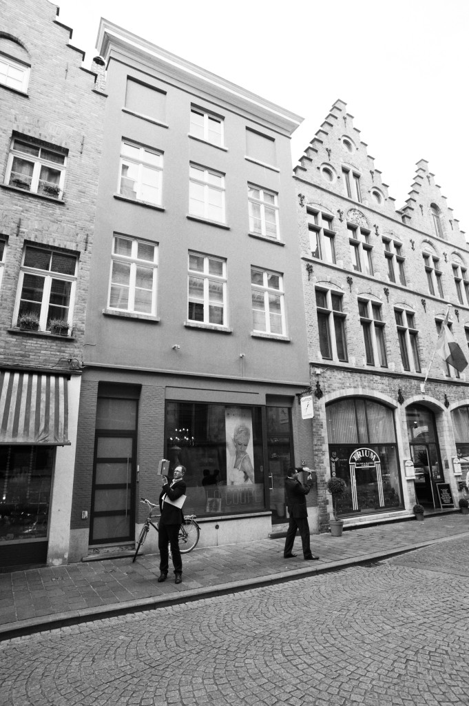 Deux hommes avec leurs appareils photo dans une rue de Bruges en Belgique
