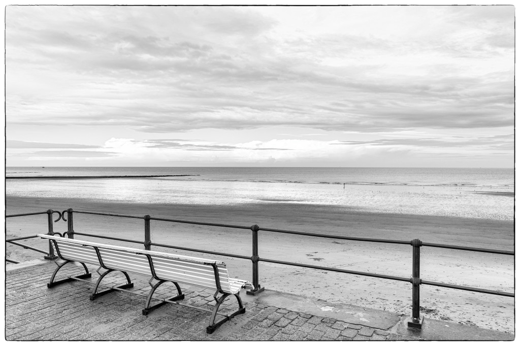 Bancs vides face à la plage et à la mer du Nord sur la côte belge