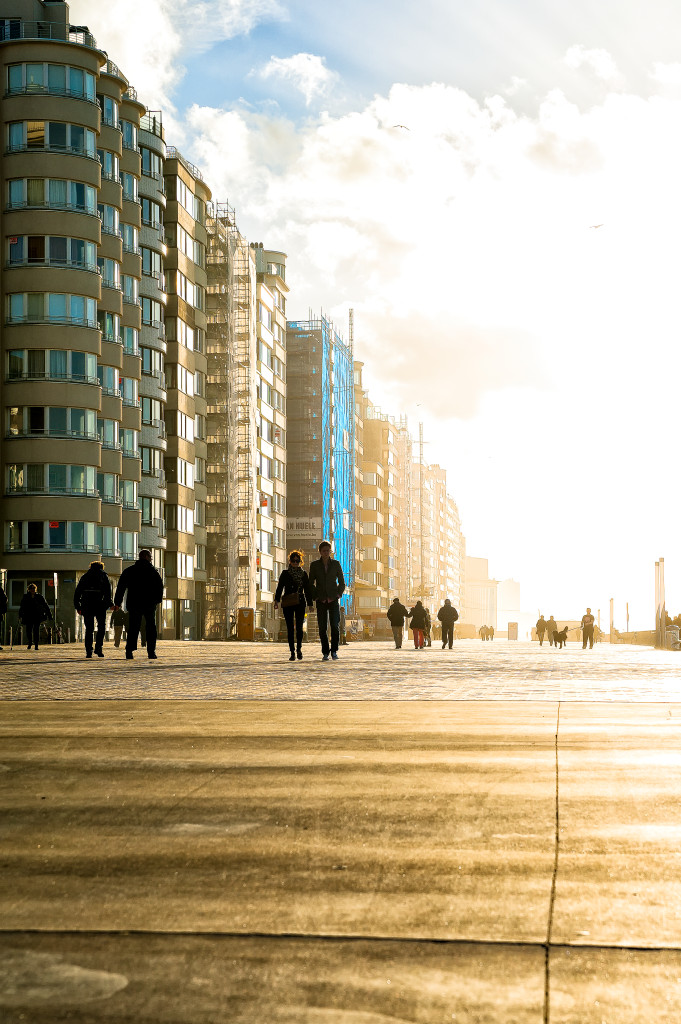 Promenade d’Ostende en Belgique baignée par une lumière rasante près de la mer du Nord