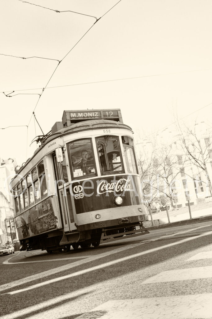 Tramway de Lisbonne photographié près de la place Martim Moniz