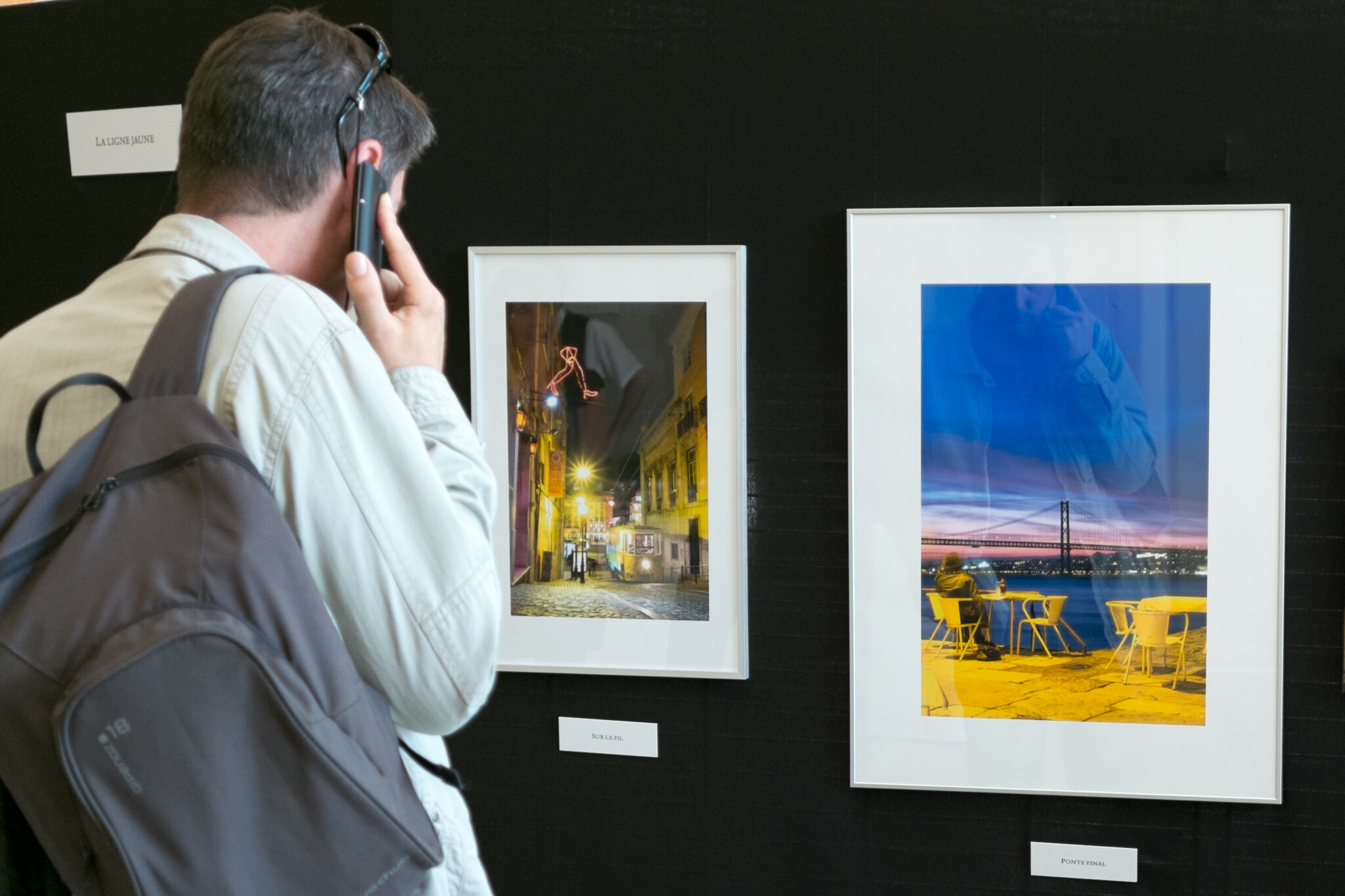 Visiteur devant des photographies de l’exposition Lisbonne de Vincent Aglietti à Dijon