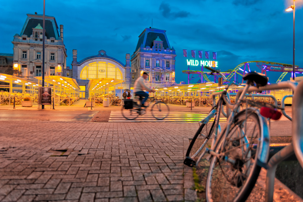 Gare d’Ostende à l’heure bleue avec vélos et fête foraine en Belgique