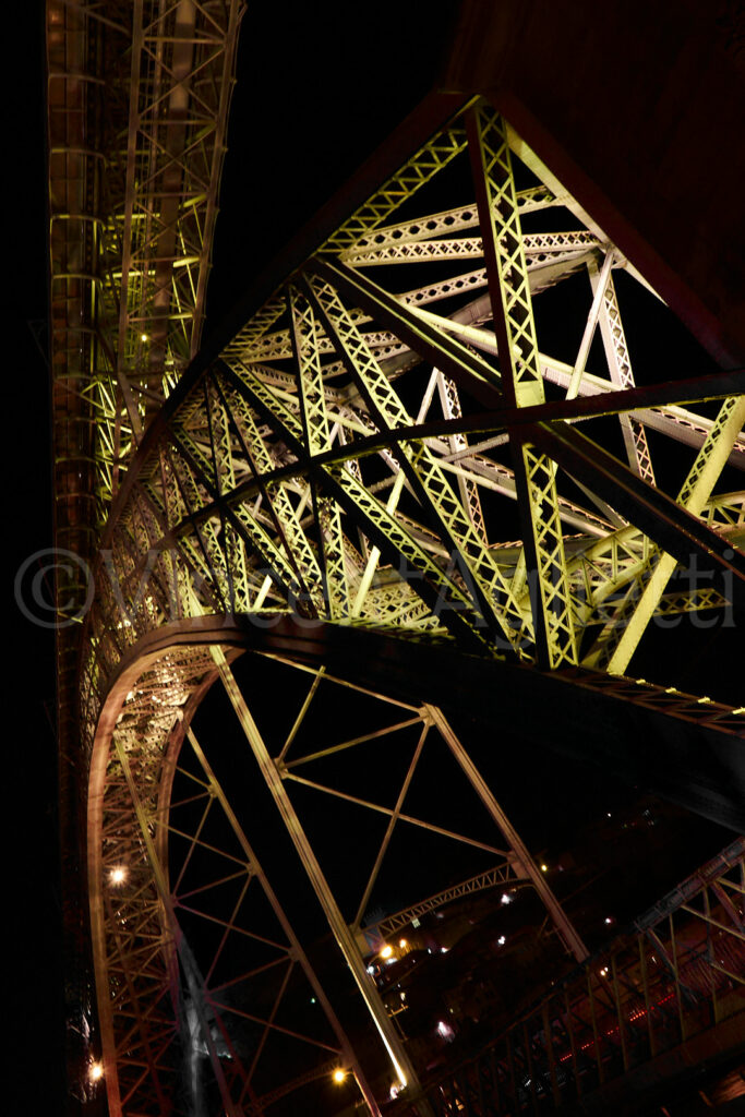 Structure métallique éclairée du pont Dom-Luís I photographiée de nuit à Porto