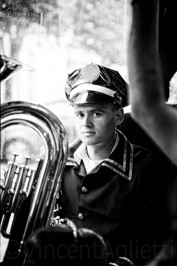 Jeune musicien en costume pendant les fêtes de la Saint-Antoine à Lisbonne