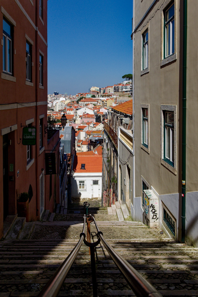 Escaliers dans une rue de Lisbonne avec vue sur les toits de la ville