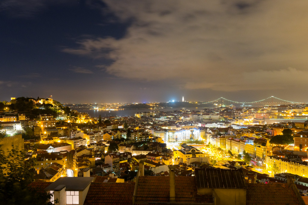 Vue nocturne de Lisbonne avec le Tage et le pont du 25 Avril