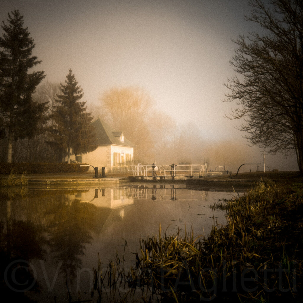 Maison éclusière au bord du canal de Bourgogne dans la brume