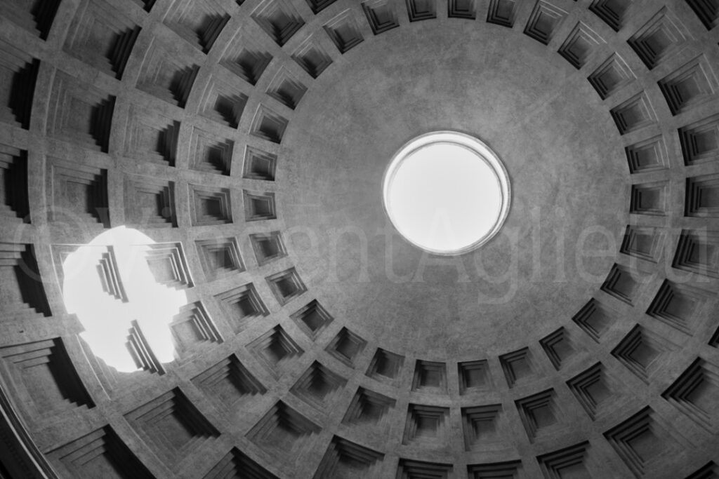 Vue de la coupole intérieure du Panthéon de Rome photographiée en contre-plongée