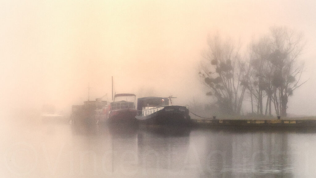 Péniches amarrées dans la brume sur le canal de Bourgogne