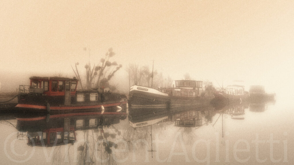 Péniches amarrées sur le canal de Bourgogne dans la brume hivernale