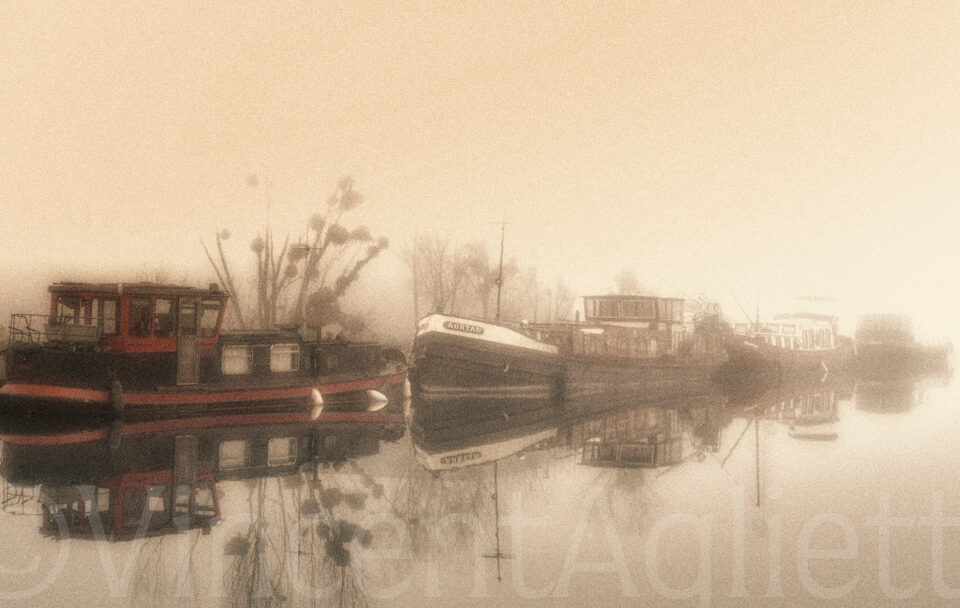 Péniches amarrées sur le canal de Bourgogne dans la brume hivernale